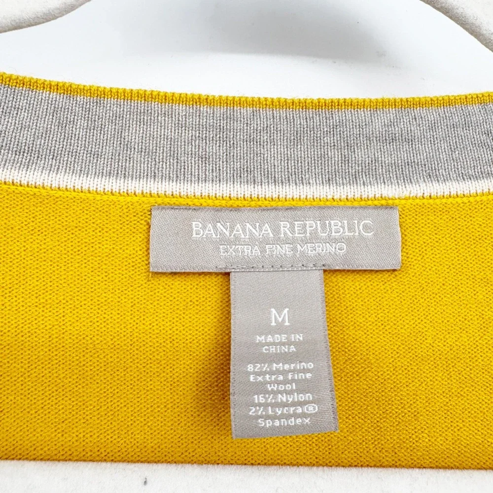 Banana Republic Mens Extra Fine Merino Wool V-Neck Mustard Yellow Sweater Size M